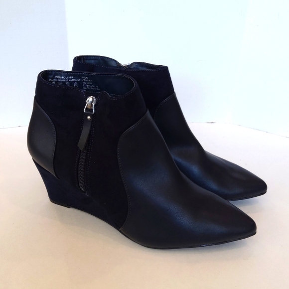 NWOT ! Simply Styled navy blue black wedge ankle boots - Picture 1 of 11